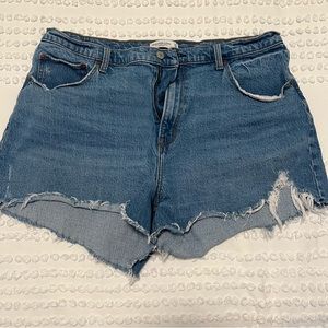 Abercrombie 4” Mom Short